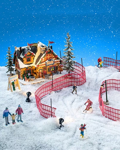 Scène décorative Lemax avec un chalet de ski et des personnages sur neige.